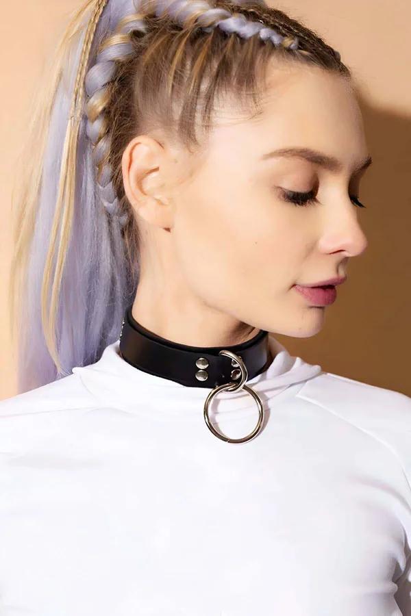 ខ្សែក Choker ស្បែកសិប្បនិម្មិតមានដាំដុំដែកនិង O-Ring