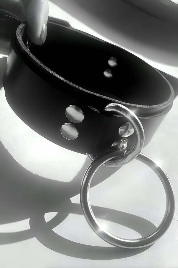 ខ្សែក Choker ស្បែកសិប្បនិម្មិតមានដាំដុំដែកនិង O-Ring