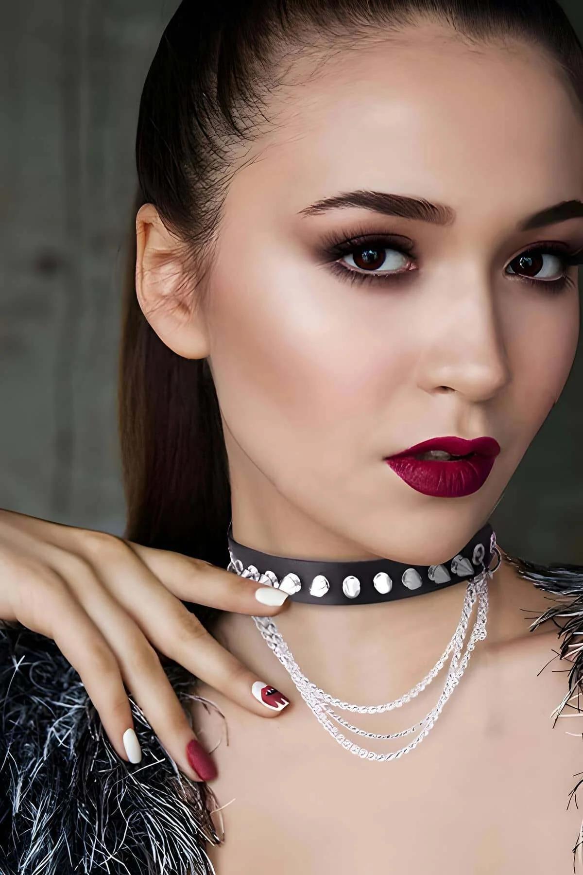 ខ្សែក Choker ស្បែកសិប្បនិម្មិតមានបន្លាដែកនិងច្រវាក់ជាន់ៗ