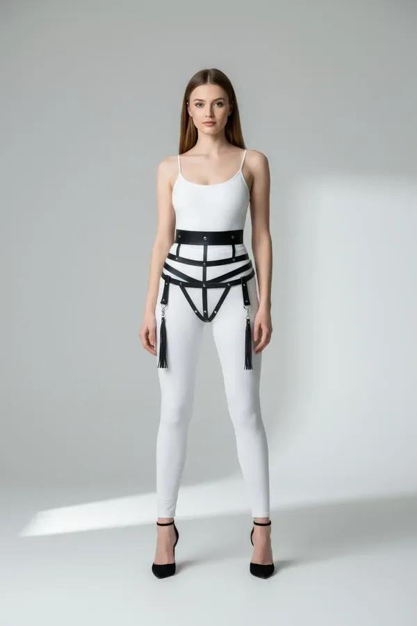 ខ្សែក្រវ៉ាត់ម៉ូតស្រីបែប Harness ខ្មៅទាន់សម័យ បង្ហាញសម្រស់