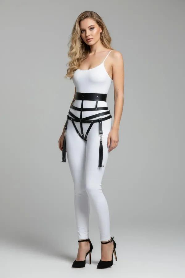 ខ្សែក្រវ៉ាត់ម៉ូតស្រីបែប Harness ខ្មៅទាន់សម័យ បង្ហាញសម្រស់