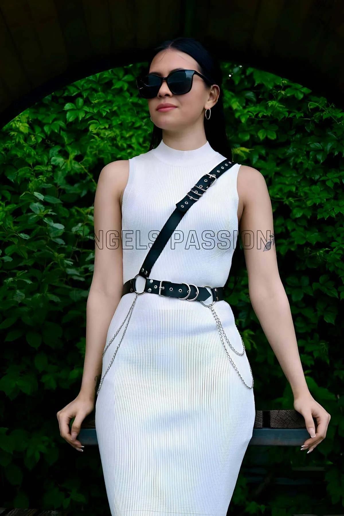 ក្រវ៉ាត់ខ្សែរុំខ្លួននារីម៉ូតប្លែក បង្ហាញភាពទាន់សម័យ